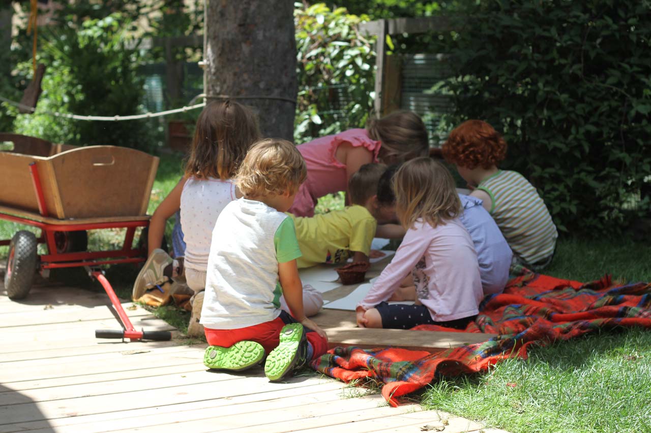 Bambini durante un’attività condivisa all’aperto